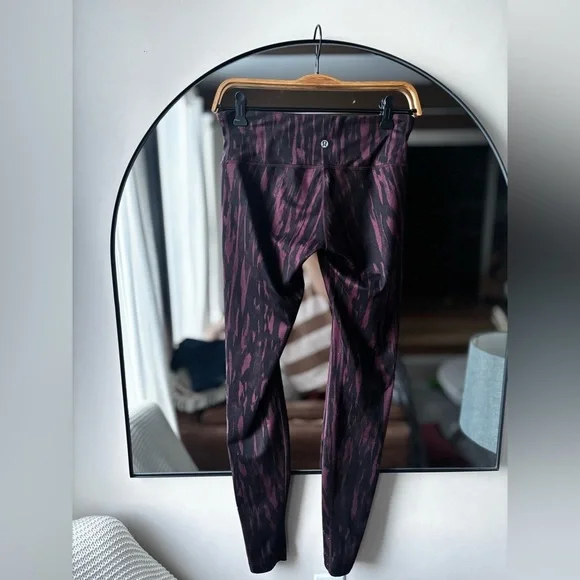 LULU LEMON | winder under high rise tight | size 6 - Picture 6 of 6